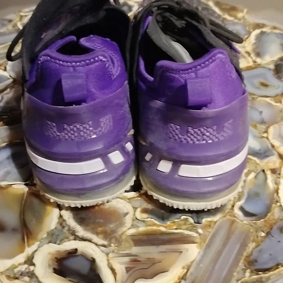 Boy's LeBron Sneakers - Picture 4 of 6